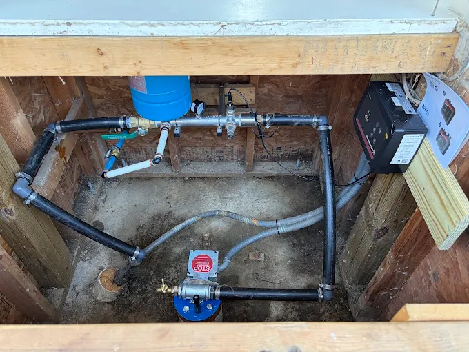 Constant pressure manifold with small pressure tank and pump controller inside a well house